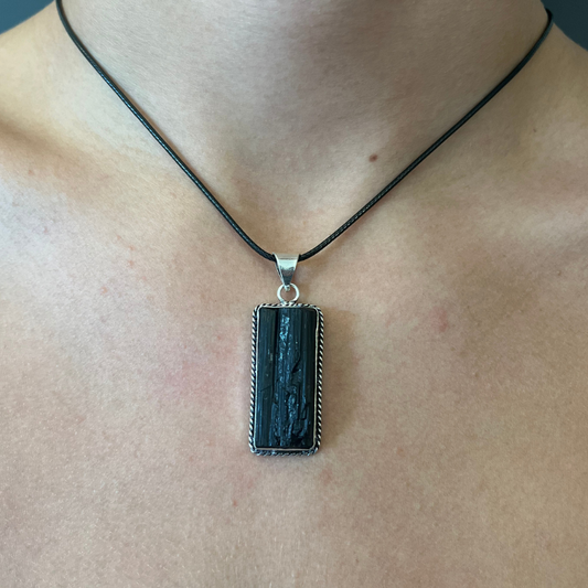 Collana regolabile con Ciondolo di Tormalina Nera Grezza – Scudo Energetico