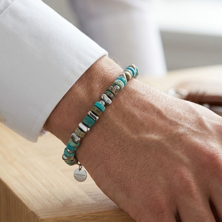 Bracciale pasta di turchese indossato al polso uomo