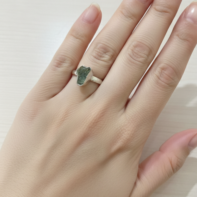 Anello in Argento 925 con Moldavite Grezza Naturale