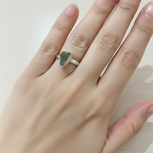 Anello in Argento 925 con Moldavite Grezza Naturale