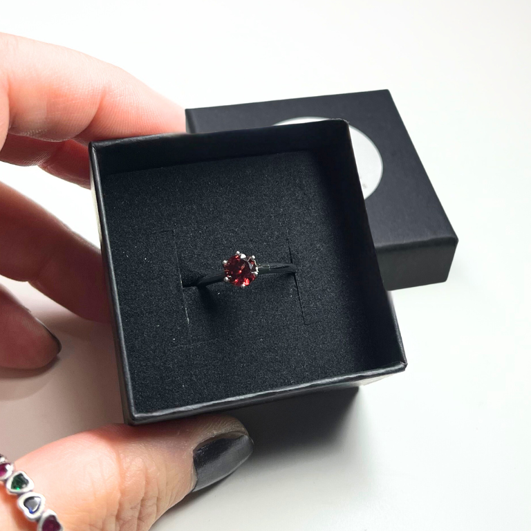 Anello in Granato – Regolabile in Argento 925