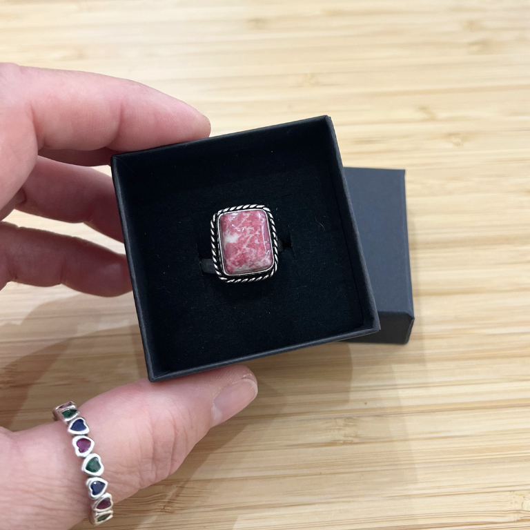 Anello Regolabile in Thulite Naturale