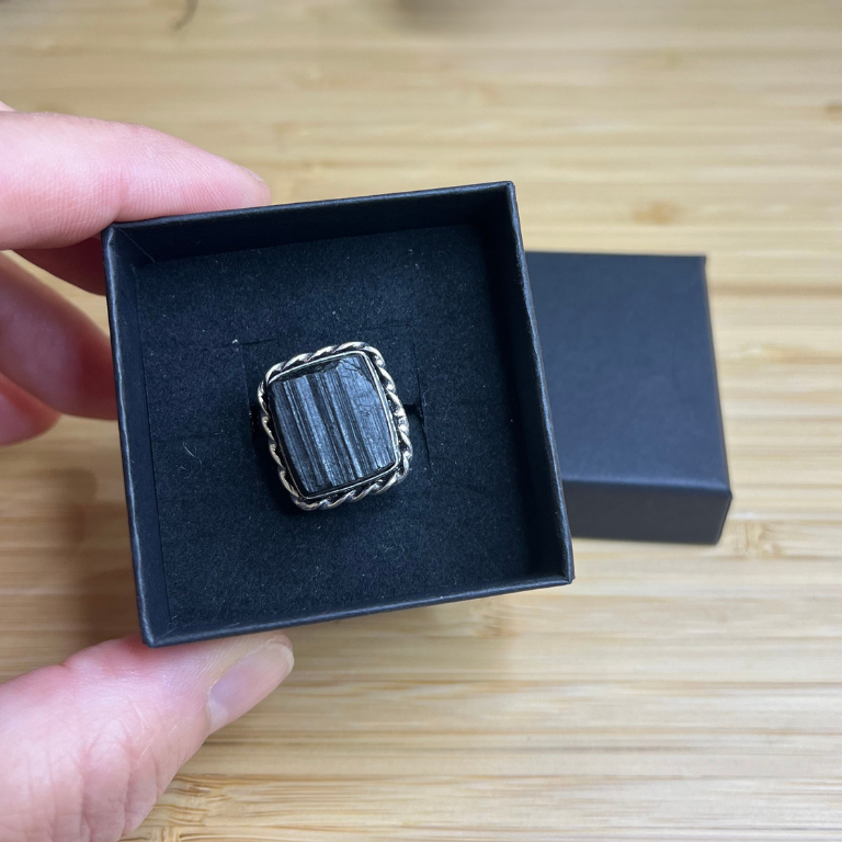 Anello Artigianale con Tormalina Nera Grezza