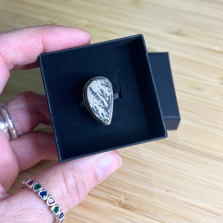Anello in Psilomelano Dendrite naturale