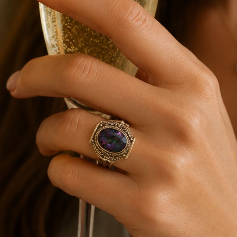 Anello argento topazio arcobaleno indossato con champagne