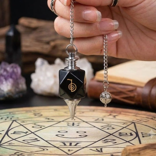 Pendolo reiki in ossidiana nera tenuto in mano