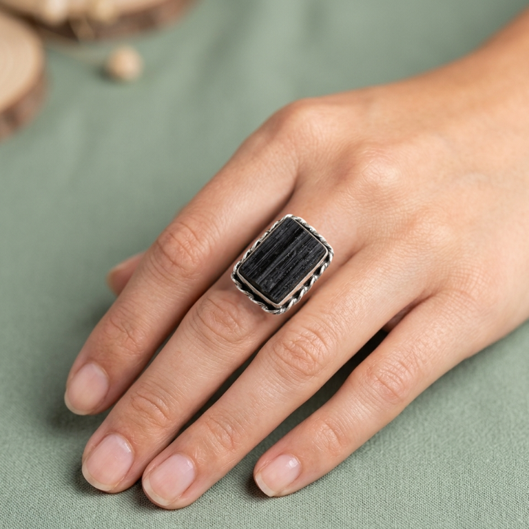 Anello Artigianale con Tormalina Nera Grezza
