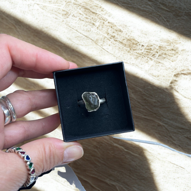 Anello Regolabile in Argento 925 con Moldavite Grezza