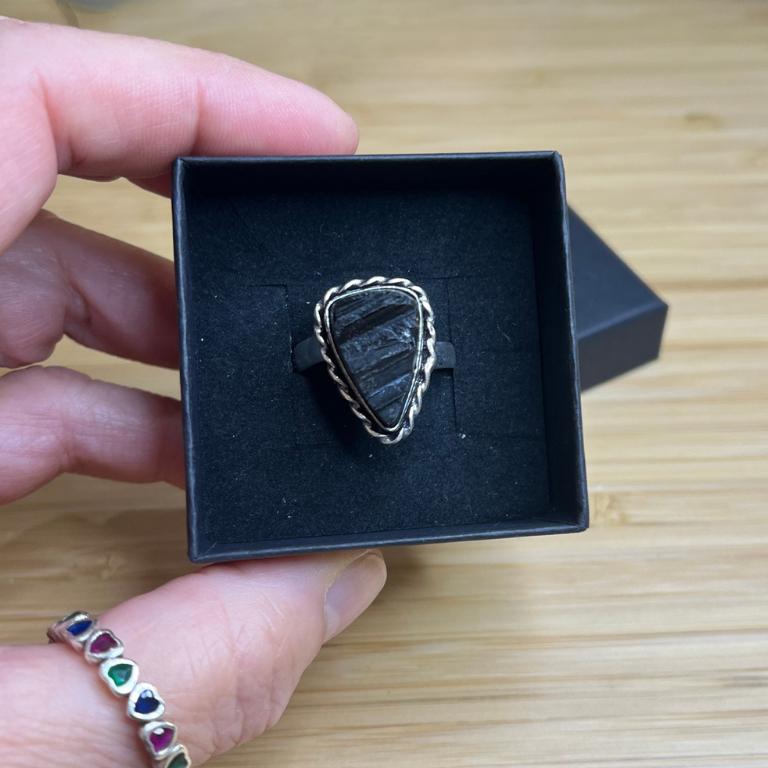 Anello Artigianale con Tormalina Nera Grezza