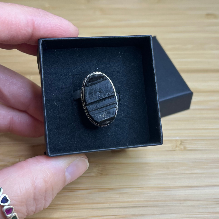 Anello Artigianale con Tormalina Nera Grezza