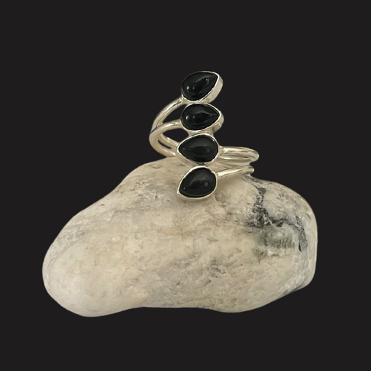 Anello in Argento e Onice Nero – Regolabile