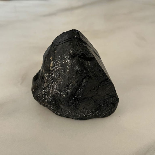 Tormalina Nera Grezza – Scudo Energetico Naturale