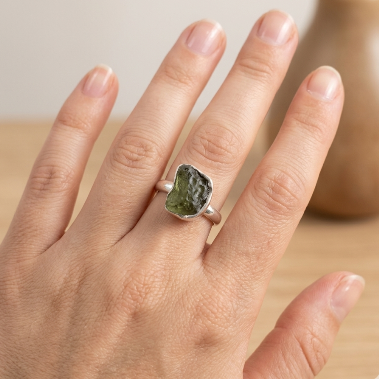 Anello Regolabile in Argento 925 con Moldavite Grezza