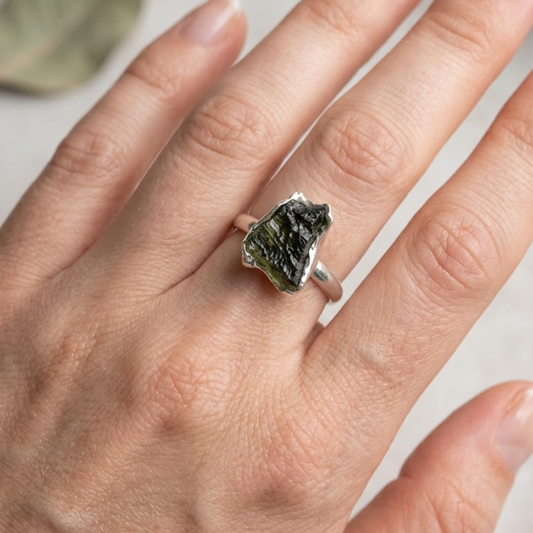 Anello Regolabile in Argento 925 con Moldavite Grezza