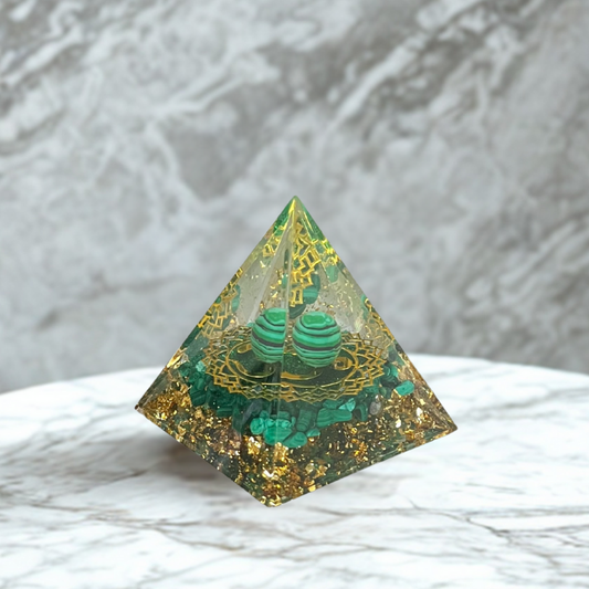 Piramide in Orgonite con Malachite Naturale