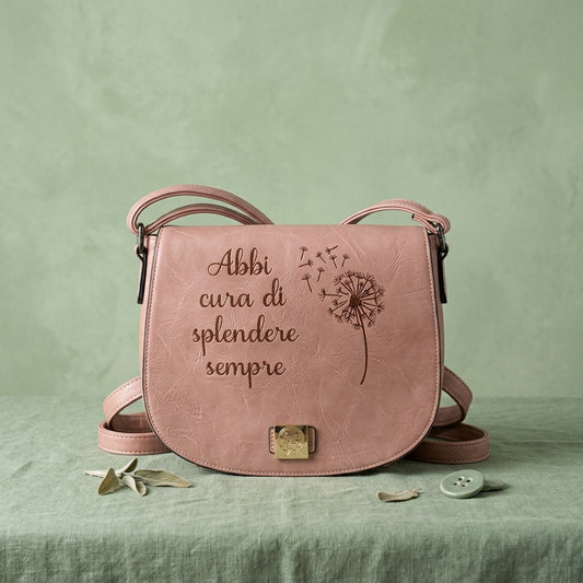 Borsa in ecopelle rosa cipria con incisione "Abbi cura di splendere sempre" e dettaglio soffione