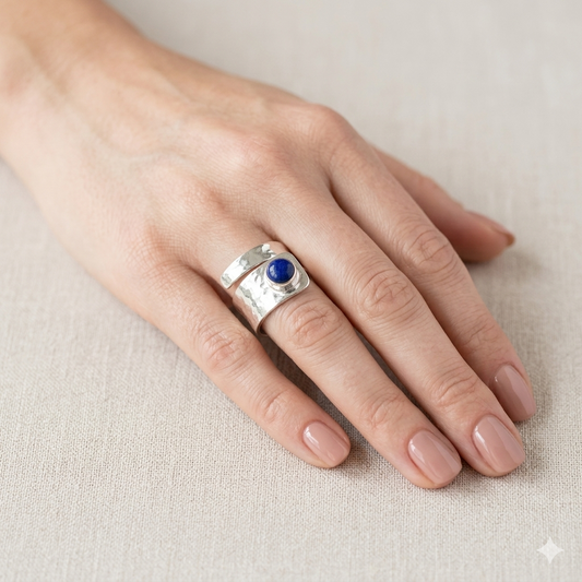 Anello in Argento con Lapislazzuli – Fascia Larga Martellata Regolabile