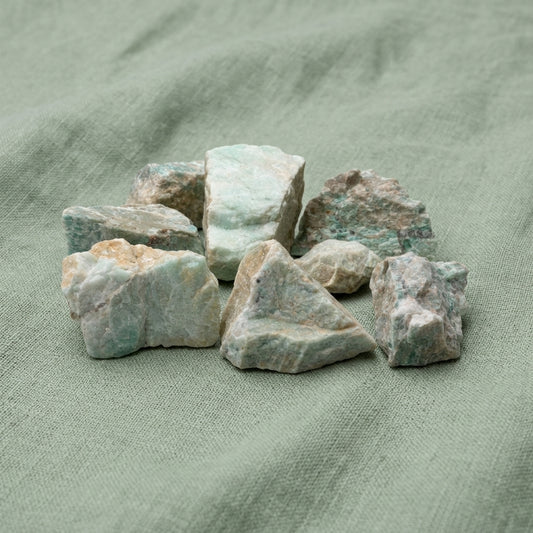 Amazzonite grezza verde acqua dal Brasile, appoggiata su un panno