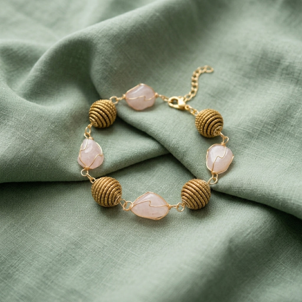 Bracciale artigianale con sfere in capim dorato e pietre grezze naturali, disponibile in quarzo rosa e ametista