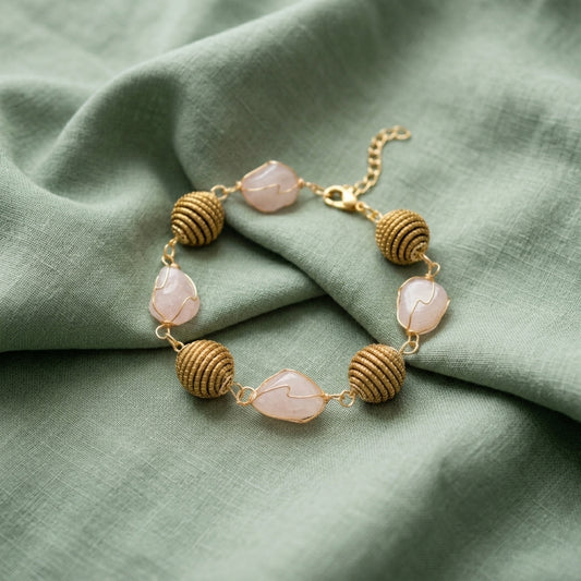 Bracciale artigianale con sfere in capim dorato e pietre grezze naturali, disponibile in quarzo rosa e ametista