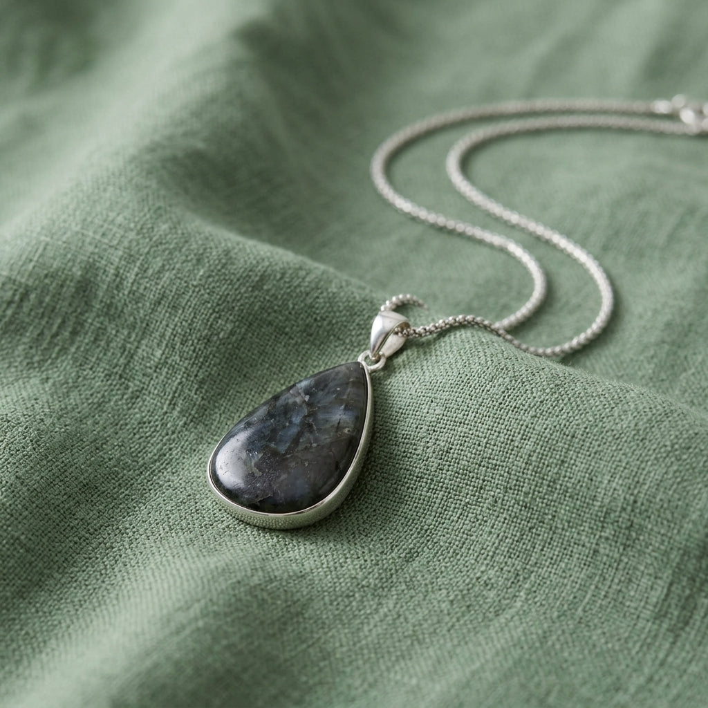 Collana in Argento 925 con Larvikite Nera – Ciondolo a Goccia