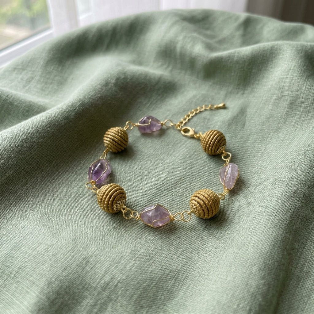 Bracciale artigianale con sfere in capim dorato e pietre grezze naturali, disponibile in quarzo rosa e ametista