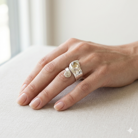 Anello in Argento con Quarzo Rutilato – Fascia Larga Regolabile