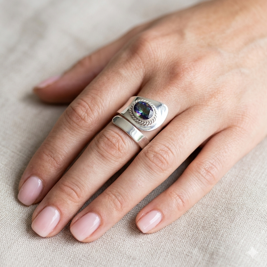 Anello in Argento con Topazio Arcobaleno – Fascia Larga Regolabile