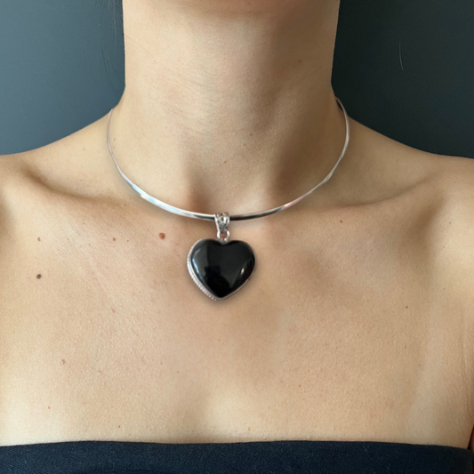 Collana Rigida con Ciondolo Cuore in Onice Nero