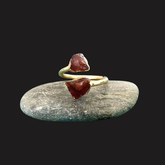 Anello con Granato Grezzo