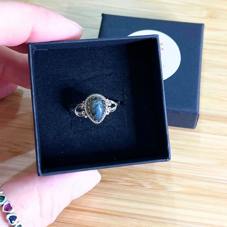 Anello in argento con Labradorite