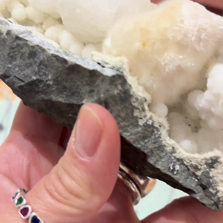 Okenite e Gyrolite su matrice basaltica – Cristallo raro dall’energia pura