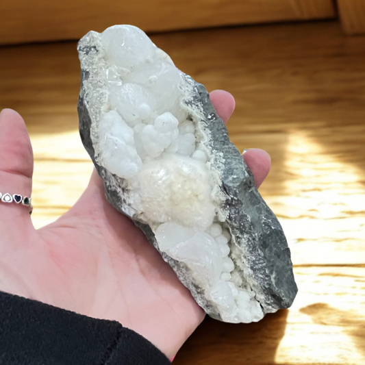 Okenite e Gyrolite su matrice basaltica – Cristallo raro dall’energia pura