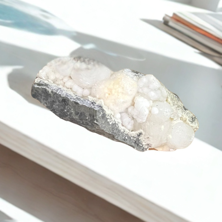 Okenite e Gyrolite su matrice basaltica – Cristallo raro dall’energia pura