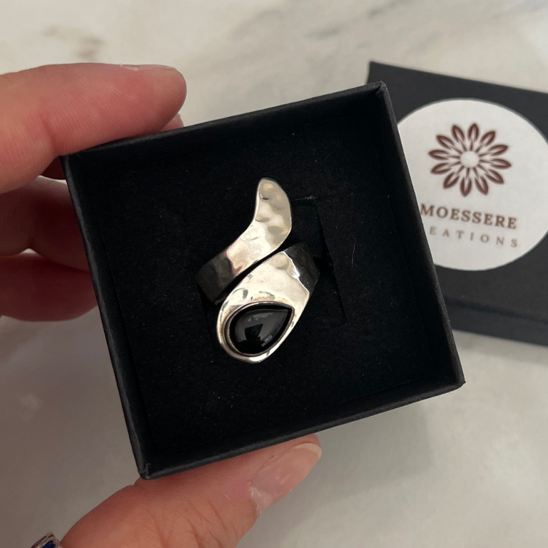 Anello in Argento e Onice Nero – Regolabile