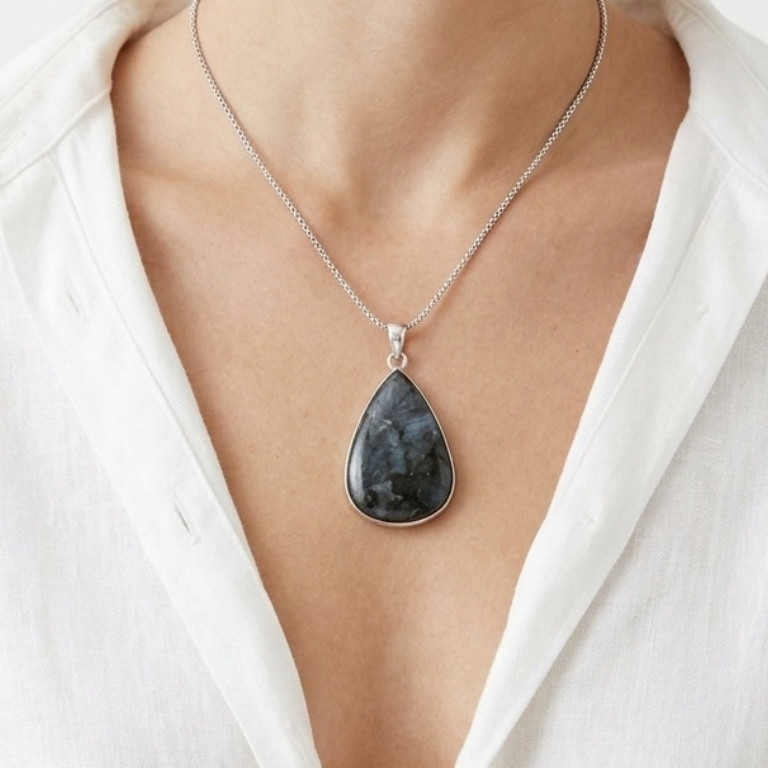Collana in Argento 925 con Larvikite Nera – Ciondolo a Goccia