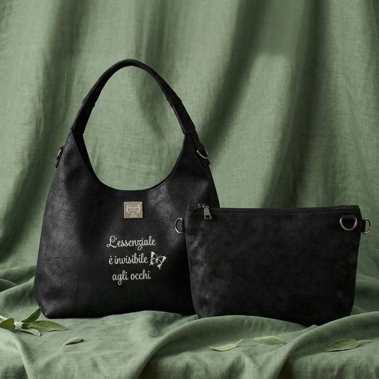 Borsa Hobo in Ecopelle Effetto Scamosciato Ricamata "L'Essenziale è Invisibile agli Occhi" con Pochette