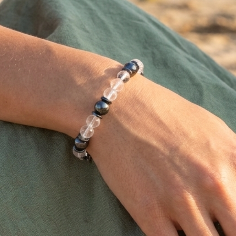Bracciale ematite 8mm e quarzo ialino 6mm indossato al polso
