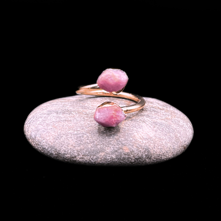 Anello con Rubino grezzo