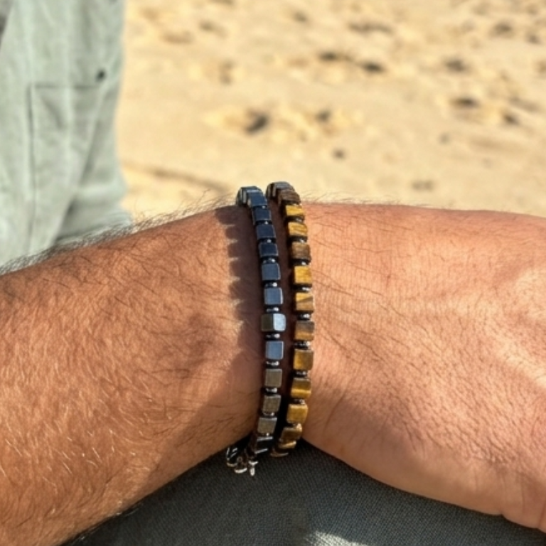 Bracciale uomo doppio giro ematite occhio di tigre indossato spiaggia
