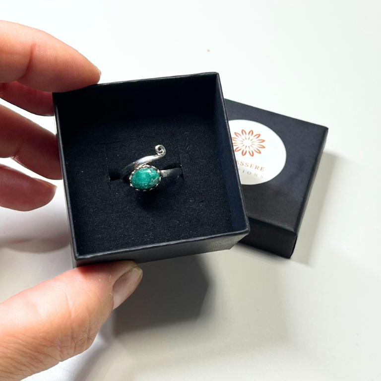 Anello Regolabile in Argento con Smeraldo Naturale