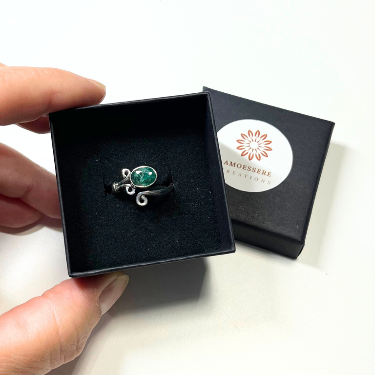 Anello Regolabile in Argento con Smeraldo Naturale