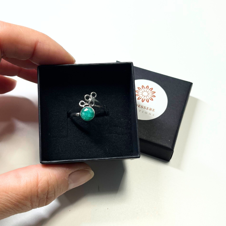 Anello Regolabile in Argento con Smeraldo Naturale