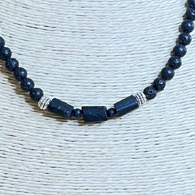 Collana in Pietra Lavica e Tormalina – Radicamento, Protezione, Forza